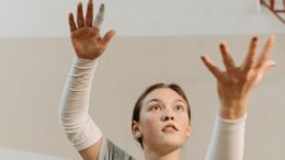 woman in gray shirt playing volleyball